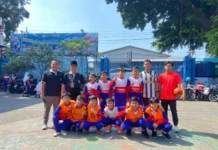 Tim Futsal Putra Pose Dulu Sebelum Bertanding Bersama Kepala Sekolah SD Muhammadiyah 15 Surabaya (SDM Limas) Ustadz Mationo, MA. (Ali/PWMU.CO)