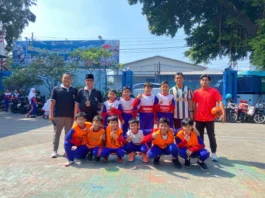 Tim Futsal Putra Pose Dulu Sebelum Bertanding Bersama Kepala Sekolah SD Muhammadiyah 15 Surabaya (SDM Limas) Ustadz Mationo, MA. (Ali/PWMU.CO)