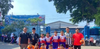 Tim Futsal Putra Pose Dulu Sebelum Bertanding Bersama Kepala Sekolah SD Muhammadiyah 15 Surabaya (SDM Limas) Ustadz Mationo, MA. (Ali/PWMU.CO)