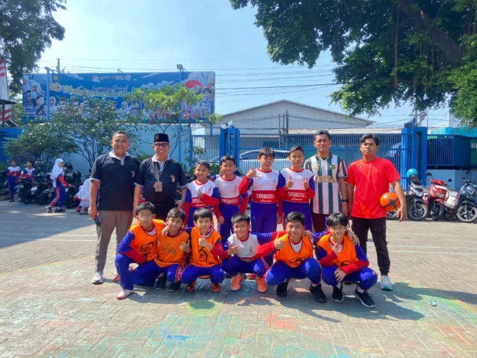 Tim Futsal Putra Pose Dulu Sebelum Bertanding Bersama Kepala Sekolah SD Muhammadiyah 15 Surabaya (SDM Limas) Ustadz Mationo, MA. (Ali/PWMU.CO)