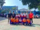 Tim Futsal Putra Pose Dulu Sebelum Bertanding Bersama Kepala Sekolah SD Muhammadiyah 15 Surabaya (SDM Limas) Ustadz Mationo, MA. (Ali/PWMU.CO)