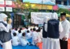 Keseruan Wartawan Cilik SDM Limas Ikut Meliput Peringatan 1 Muharram 1448 Hijriyah Tim Wartawan Cilik (Warcil) SD Muhammadiyah 15 Surabaya (SDM Limas) saat wawancara dengan Kepala Sekolah Mationo, MA. (Ali/PWMU.CO)