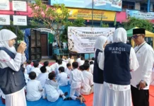 Tim Wartawan Cilik (Warcil) SD Muhammadiyah 15 Surabaya (SDM Limas) saat wawancara dengan Kepala Sekolah Mationo, MA. (Ali/PWMU.CO)