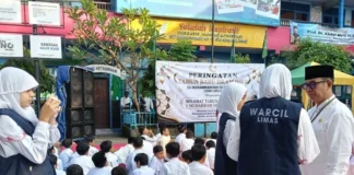 Tim Wartawan Cilik (Warcil) SD Muhammadiyah 15 Surabaya (SDM Limas) saat wawancara dengan Kepala Sekolah Mationo, MA. (Ali/PWMU.CO)