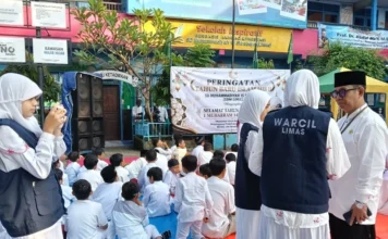 Tim Wartawan Cilik (Warcil) SD Muhammadiyah 15 Surabaya (SDM Limas) saat wawancara dengan Kepala Sekolah Mationo, MA. (Ali/PWMU.CO)