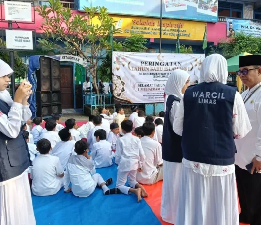 Tim Wartawan Cilik (Warcil) SD Muhammadiyah 15 Surabaya (SDM Limas) saat wawancara dengan Kepala Sekolah Mationo, MA. (Ali/PWMU.CO)