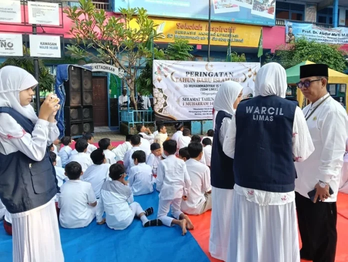 Tim Wartawan Cilik (Warcil) SD Muhammadiyah 15 Surabaya (SDM Limas) saat wawancara dengan Kepala Sekolah Mationo, MA. (Ali/PWMU.CO)