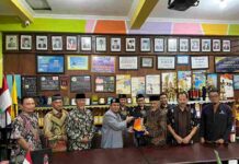 Belajar dari SDM Limas, PCM Gurah Dalami Kurikulum, Manajemen, dan Budaya Kerja Sekolah Sambung silaturahim dan unduh kaweruh Majelis Dikdasmen PCM Gurah Kediri bersama Manajemen SDM Limas di Ruang Akreditasi SDM Limas. ( foto: ali shodiqin )