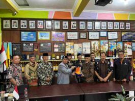 Sambung silaturahim dan unduh kaweruh Majelis Dikdasmen PCM Gurah Kediri bersama Manajemen SDM Limas di Ruang Akreditasi SDM Limas. ( foto: ali shodiqin )
