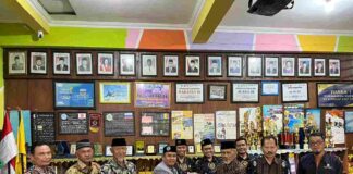 Sambung silaturahim dan unduh kaweruh Majelis Dikdasmen PCM Gurah Kediri bersama Manajemen SDM Limas di Ruang Akreditasi SDM Limas. ( foto: ali shodiqin )