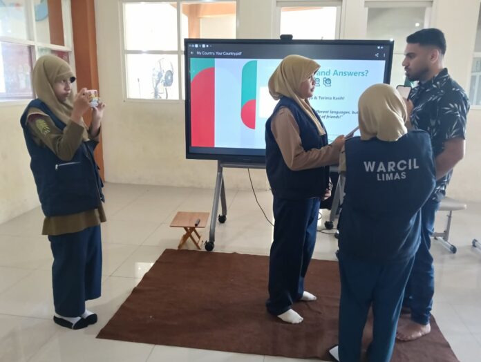 https://klikmu.co/native-talk-sdm-limas-siswa-berani-dialog-bahasa-inggris-bersama-mahasiswa-asing/ https://klikmu.co/native-talk-sdm-limas-siswa-berani-dialog-bahasa-inggris-bersama-mahasiswa-asing/