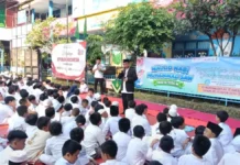 Gebyar Maulid SDM Limas Surabaya, Siswa Asah Potensi dan Raih Prestasi Mationo MA Kepala Sekolah SD Muhammadiyah 15 Surabaya (SDM Limas) Saat Memberikan Pencerahan Peringatan Maulid Nabi Muhammad Shalallahu Alaihi Wassalam di Halaman Sekolah. (Ali/PWMU.CO)