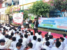 Mationo MA Kepala Sekolah SD Muhammadiyah 15 Surabaya (SDM Limas) Saat Memberikan Pencerahan Peringatan Maulid Nabi Muhammad Shalallahu Alaihi Wassalam di Halaman Sekolah. (Ali/PWMU.CO)