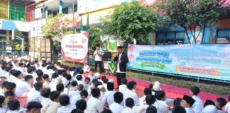 Mationo MA Kepala Sekolah SD Muhammadiyah 15 Surabaya (SDM Limas) Saat Memberikan Pencerahan Peringatan Maulid Nabi Muhammad Shalallahu Alaihi Wassalam di Halaman Sekolah. (Ali/PWMU.CO)