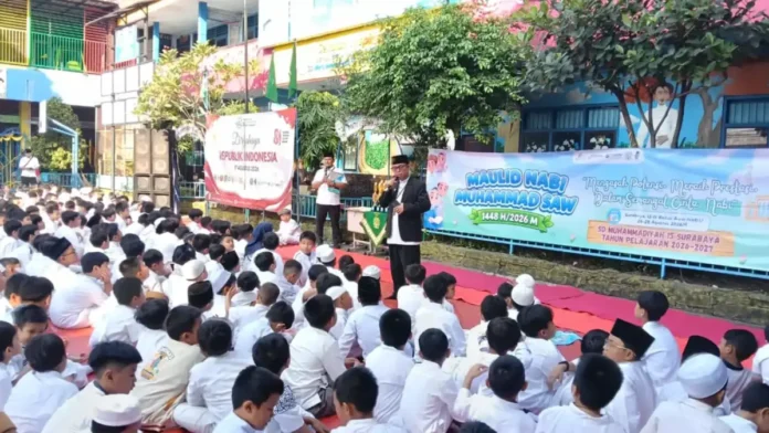 Mationo MA Kepala Sekolah SD Muhammadiyah 15 Surabaya (SDM Limas) Saat Memberikan Pencerahan Peringatan Maulid Nabi Muhammad Shalallahu Alaihi Wassalam di Halaman Sekolah. (Ali/PWMU.CO) Mationo MA Kepala Sekolah SD Muhammadiyah 15 Surabaya (SDM Limas) Saat Memberikan Pencerahan Peringatan Maulid Nabi Muhammad Shalallahu Alaihi Wassalam di Halaman Sekolah. (Ali/PWMU.CO)