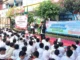 Mationo MA Kepala Sekolah SD Muhammadiyah 15 Surabaya (SDM Limas) Saat Memberikan Pencerahan Peringatan Maulid Nabi Muhammad Shalallahu Alaihi Wassalam di Halaman Sekolah. (Ali/PWMU.CO)