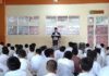 Kepsek SDM Limas Ustadz Mationo MA bertindak sebagai imam dan khatib salat Jumat perdana di Aula lantai 2 Gedung 2 SDM Limas. (foto: ali shodiqin)