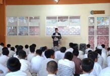 Penuh Hikmah Salat Jumat Perdana di Aula Lantai 2 Gedung 2 SDM Limas Kepsek SDM Limas Ustadz Mationo MA bertindak sebagai imam dan khatib salat Jumat perdana di Aula lantai 2 Gedung 2 SDM Limas. (foto: ali shodiqin)