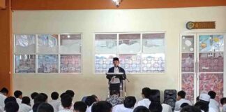 Kepsek SDM Limas Ustadz Mationo MA bertindak sebagai imam dan khatib salat Jumat perdana di Aula lantai 2 Gedung 2 SDM Limas. (foto: ali shodiqin)