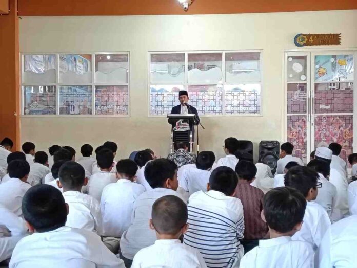 Kepsek SDM Limas Ustadz Mationo MA bertindak sebagai imam dan khatib salat Jumat perdana di Aula lantai 2 Gedung 2 SDM Limas. (foto: ali shodiqin) Kepsek SDM Limas Ustadz Mationo MA bertindak sebagai imam dan khatib salat Jumat perdana di Aula lantai 2 Gedung 2 SDM Limas. (foto: ali shodiqin)