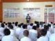 Kepsek SDM Limas Ustadz Mationo MA bertindak sebagai imam dan khatib salat Jumat perdana di Aula lantai 2 Gedung 2 SDM Limas. (foto: ali shodiqin)