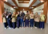 Talha Waheed bersama guru SD Limas. Foto: Istimewa