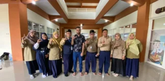 Talha Waheed bersama guru SD Limas. Foto: Istimewa