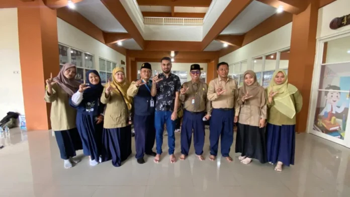 Talha Waheed bersama guru SD Limas. Foto: Istimewa