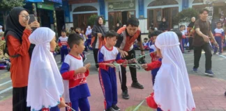 Semarak Peringatan Hari Ulang Tahun (HUT) Kemerdekaan Republik Indonesia Ke-81 di Halaman SD Muhammadiyah 15 Surabaya (SDM Limas). (Ali/PWMU.CO)