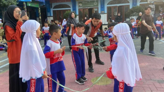 Semarak Peringatan Hari Ulang Tahun (HUT) Kemerdekaan Republik Indonesia Ke-81 di Halaman SD Muhammadiyah 15 Surabaya (SDM Limas). (Ali/PWMU.CO) Semarak Peringatan Hari Ulang Tahun (HUT) Kemerdekaan Republik Indonesia Ke-81 di Halaman SD Muhammadiyah 15 Surabaya (SDM Limas). (Ali/PWMU.CO)