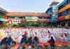 Suasana Friday Charity, Salat Dhuha Berjama'ah, dan Gema Al Kahfi di halaman sekolah. (ali shodiqin )