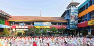 Suasana Friday Charity, Salat Dhuha Berjama'ah, dan Gema Al Kahfi di halaman sekolah. (ali shodiqin )