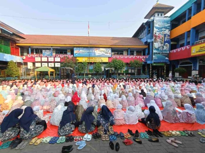 Suasana Friday Charity, Salat Dhuha Berjama'ah, dan Gema Al Kahfi di halaman sekolah. (ali shodiqin ) Suasana Friday Charity, Salat Dhuha Berjama'ah, dan Gema Al Kahfi di halaman sekolah. (ali shodiqin )