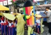 Peserta MPLS RAMAH SD Muhammadiyah 15 Surabaya (SDM Limas) Sedang Bermain Game Inspiratif bersama Si Pensi Maskot Boneka SDM Limas dan Benteng Kids Outbond Surabaya. (Ali/PWMU.CO)
