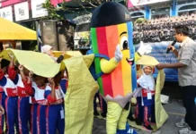 MPLS Ramah SDM Limas Hadirkan Suasana Ceria untuk Sambut Siswa Baru Peserta MPLS RAMAH SD Muhammadiyah 15 Surabaya (SDM Limas) Sedang Bermain Game Inspiratif bersama Si Pensi Maskot Boneka SDM Limas dan Benteng Kids Outbond Surabaya. (Ali/PWMU.CO)