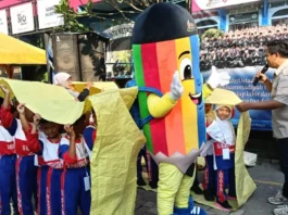 Peserta MPLS RAMAH SD Muhammadiyah 15 Surabaya (SDM Limas) Sedang Bermain Game Inspiratif bersama Si Pensi Maskot Boneka SDM Limas dan Benteng Kids Outbond Surabaya. (Ali/PWMU.CO)