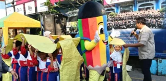 Peserta MPLS RAMAH SD Muhammadiyah 15 Surabaya (SDM Limas) Sedang Bermain Game Inspiratif bersama Si Pensi Maskot Boneka SDM Limas dan Benteng Kids Outbond Surabaya. (Ali/PWMU.CO)