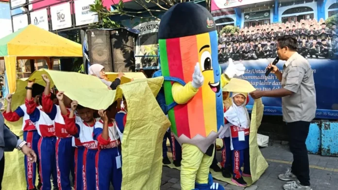 Peserta MPLS RAMAH SD Muhammadiyah 15 Surabaya (SDM Limas) Sedang Bermain Game Inspiratif bersama Si Pensi Maskot Boneka SDM Limas dan Benteng Kids Outbond Surabaya. (Ali/PWMU.CO) Peserta MPLS RAMAH SD Muhammadiyah 15 Surabaya (SDM Limas) Sedang Bermain Game Inspiratif bersama Si Pensi Maskot Boneka SDM Limas dan Benteng Kids Outbond Surabaya. (Ali/PWMU.CO)