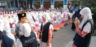 Tim Wartawan Cilik (Warcil) SDM Limas Saat Meliput Friday Charity, Sholat Dhuha Berjama'ah, dan Gema Al Kahfi di Halaman Sekolah. Foto: Ali/PWMU.CO