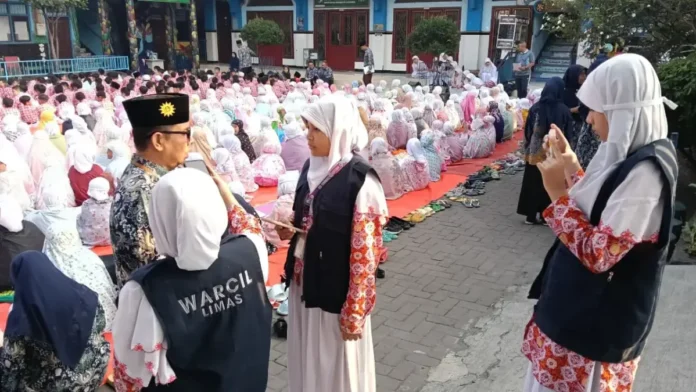 Tim Wartawan Cilik (Warcil) SDM Limas Saat Meliput Friday Charity, Sholat Dhuha Berjama'ah, dan Gema Al Kahfi di Halaman Sekolah. Foto: Ali/PWMU.CO